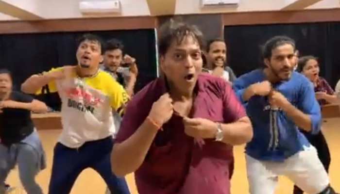 VIDEO: गणेश आचार्य ने छेड़ा डांस 'WAR', ऋतिक और टाइगर को दी ऐसी टक्कर VIDEO: गणेश आचार्य ने छेड़ा डांस 'WAR', ऋतिक और टाइगर को दी ऐसी टक्कर