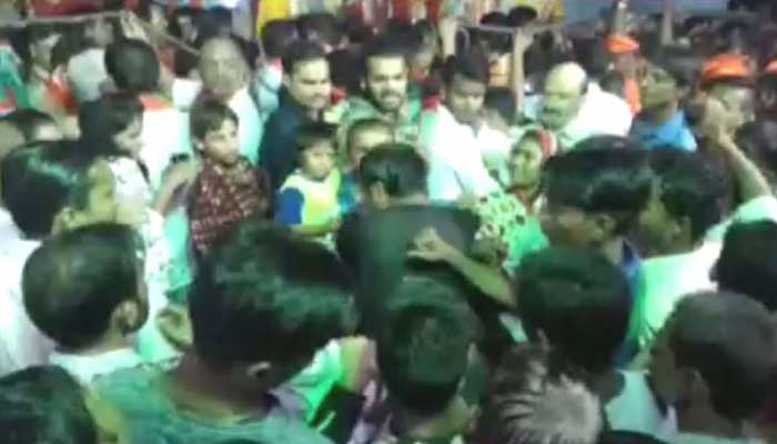 मथुरा: रामलीला देखने गई महिला से छेड़छाड़, मनचले की हुई जमकर पिटाई मथुरा: रामलीला देखने गई महिला से छेड़छाड़, मनचले की हुई जमकर पिटाई