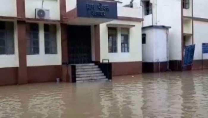 जहानाबाद: बाढ़ से स्थिति भयावह, डीएम ऑफिस से लेकर नेशनल हाइवे तक पानी से भरा जहानाबाद: बाढ़ से स्थिति भयावह, डीएम ऑफिस से लेकर नेशनल हाइवे तक पानी से भरा