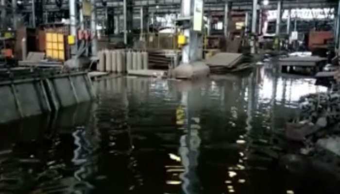 मुंगेर: जमालपुर के रेल कारखाने में घुसा पानी, बढ़ी कर्मचारियों की समस्या मुंगेर: जमालपुर के रेल कारखाने में घुसा पानी, बढ़ी कर्मचारियों की समस्या