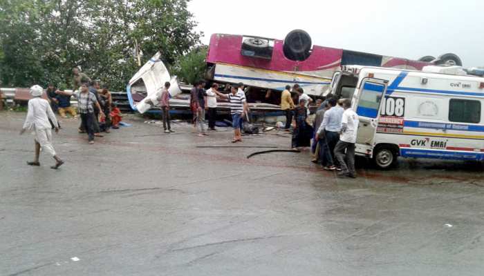 गुजरात: बनासकांठा में बस खाई में गिरी, 21 यात्रियों की मौत, PM मोदी ने जताया दुख गुजरात: बनासकांठा में बस खाई में गिरी, 21 यात्रियों की मौत, PM मोदी ने जताया दुख