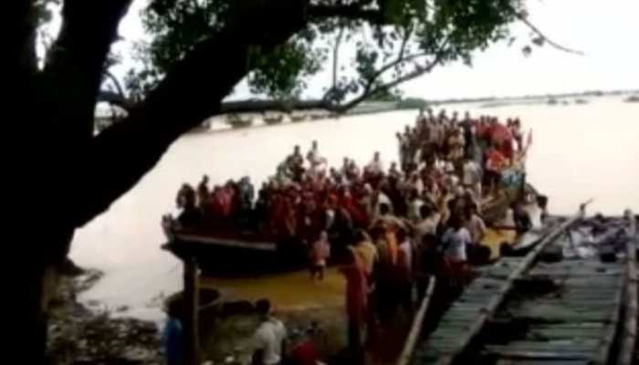 बिहार: लखीसराय में गंगा में फंसे 300 लोगों को किया गया रेस्क्यू, नाव हो गई थी खराब बिहार: लखीसराय में गंगा में फंसे 300 लोगों को किया गया रेस्क्यू, नाव हो गई थी खराब