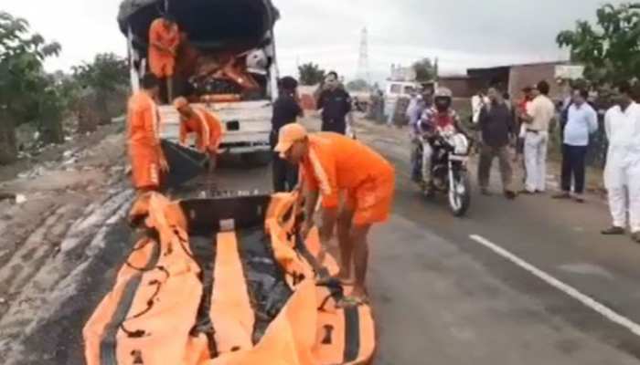 मुंगेर:12 दिनों से बाढ़ में फंसे दंपत्ति की NDRF ने बचाई जान, छत पर लिया सहारा मुंगेर:12 दिनों से बाढ़ में फंसे दंपत्ति की NDRF ने बचाई जान, छत पर लिया सहारा
