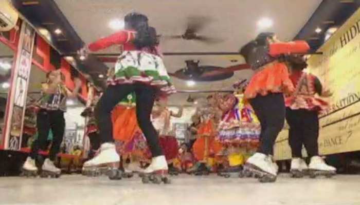 नवरात्र के दौरान गुजरात में गरबा की धूम, सूरत में बच्चों ने स्केटिंग गरबा कर सबको किया हैरान नवरात्र के दौरान गुजरात में गरबा की धूम, सूरत में बच्चों ने स्केटिंग गरबा कर सबको किया हैरान