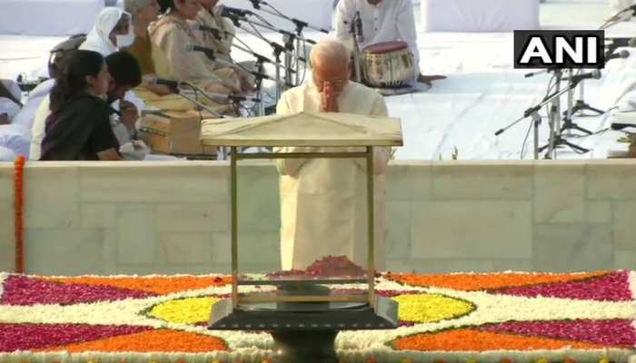 पीएम मोदी ने लेख के जरिये दुनिया को बताया, 'भारत और विश्व को गांधी की आवश्यकता क्यों है?' पीएम मोदी ने लेख के जरिये दुनिया को बताया, 'भारत और विश्व को गांधी की आवश्यकता क्यों है?'