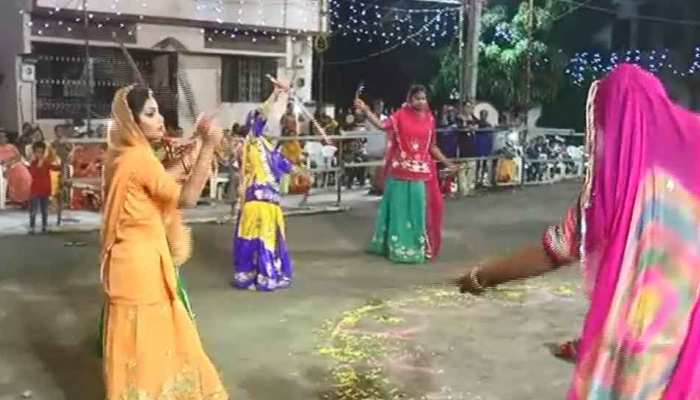 नवरात्रि 2019: यहां तलवार के साथ गरबा खेलती हैं राजपूत महिलाएं, दिखाती हैं गजब के करतब नवरात्रि 2019: यहां तलवार के साथ गरबा खेलती हैं राजपूत महिलाएं, दिखाती हैं गजब के करतब