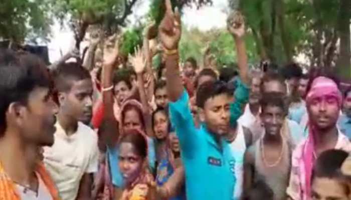 बिहार: बारिश ने खोली प्रशासन के दावों की पोल, सड़क पर उतरे बाढ़ पीड़ित बिहार: बारिश ने खोली प्रशासन के दावों की पोल, सड़क पर उतरे बाढ़ पीड़ित