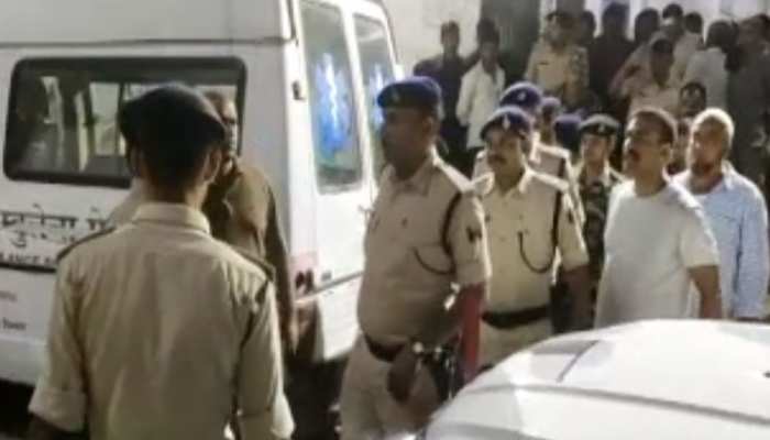 नवादा: थाने में रखे स्प्रिट का गैलन ब्लास्ट होने से ASI-होमगार्ड हुए गंभीर घायल नवादा: थाने में रखे स्प्रिट का गैलन ब्लास्ट होने से ASI-होमगार्ड हुए गंभीर घायल