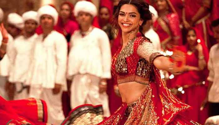Festive Style: डांडिया लुक को BOLD LIPS बनाएंगे कंप्लीट, ऐसे बने इवेंट की जान Festive Style: डांडिया लुक को BOLD LIPS बनाएंगे कंप्लीट, ऐसे बने इवेंट की जान