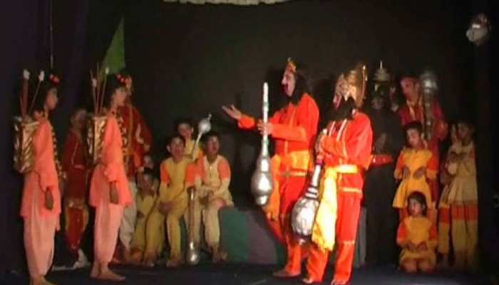 अल्मोड़ा: 159 सालों से हो रहा इस रामलीला का मंचन, सिर चढ़कर बोल रहा है रामलीला का जादू अल्मोड़ा: 159 सालों से हो रहा इस रामलीला का मंचन, सिर चढ़कर बोल रहा है रामलीला का जादू