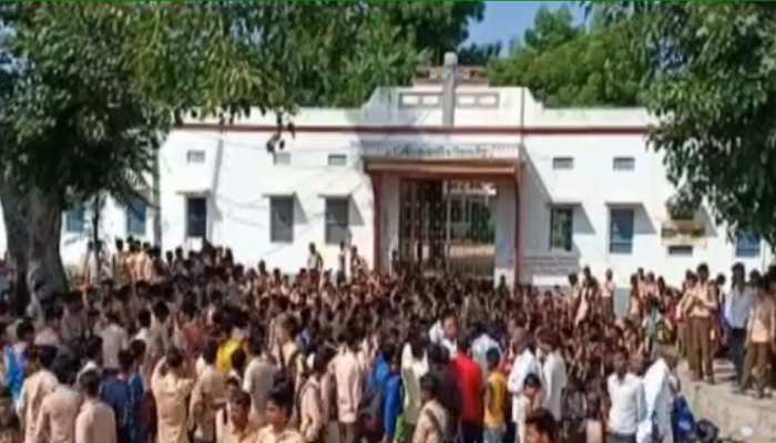 राजस्थान: शिक्षकों के तबादले के बाद फूटा छात्रों गुस्सा, प्रदर्शन कर सड़क को किया जाम राजस्थान: शिक्षकों के तबादले के बाद फूटा छात्रों गुस्सा, प्रदर्शन कर सड़क को किया जाम