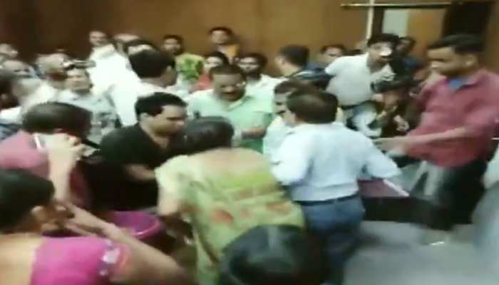 ग्वालियर में महिलाओं ने चप्पल से कर दी सरकारी अफसर की धुनाई, CCTV में कैद हुई वारदात ग्वालियर में महिलाओं ने चप्पल से कर दी सरकारी अफसर की धुनाई, CCTV में कैद हुई वारदात