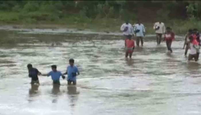 छत्तीसगढ़ः शिक्षा के लिए जान जोखिम में डाल रहे हैं यहां के बच्चे, उफनती नदी पार करके जाते हैं स्कूल छत्तीसगढ़ः शिक्षा के लिए जान जोखिम में डाल रहे हैं यहां के बच्चे, उफनती नदी पार करके जाते हैं स्कूल