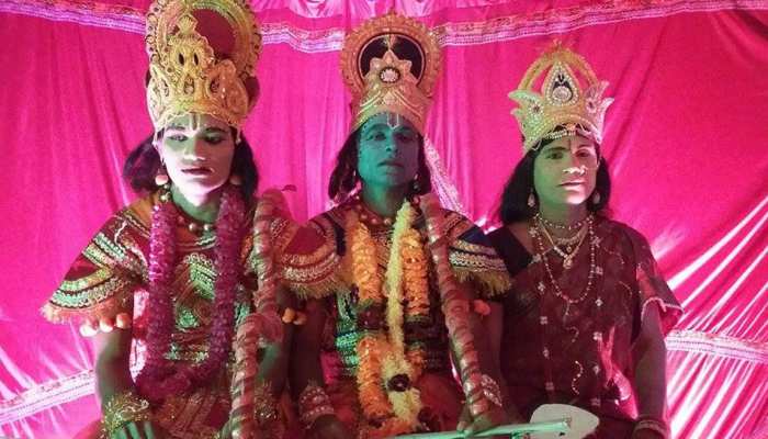 इस गांव में लड़कियां करती हैं रामलीला का मंचन, 35 सालों से निभा रही हैं परंपरा इस गांव में लड़कियां करती हैं रामलीला का मंचन, 35 सालों से निभा रही हैं परंपरा