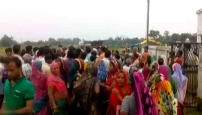 जौनपुर: पानी-पानी हुआ गांव, जिंदगी बचाने की न्याय पंचायत भवन में ली शरण जौनपुर: पानी-पानी हुआ गांव, जिंदगी बचाने की न्याय पंचायत भवन में ली शरण