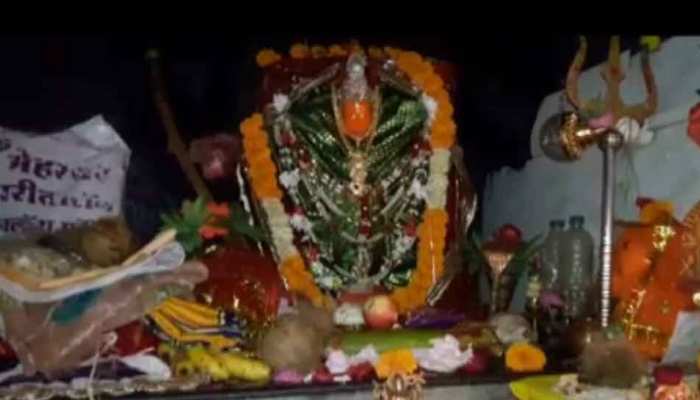 मध्य प्रदेशः 450 साल पुराना है मां भगवती का यह मंदिर, यहां दिन में 3 बार रूप बदलती हैं देवी मध्य प्रदेशः 450 साल पुराना है मां भगवती का यह मंदिर, यहां दिन में 3 बार रूप बदलती हैं देवी