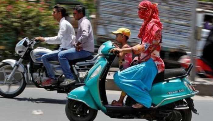 UP: स्कूटी चालक को मिला सीट बेल्ट नहीं लगाने पर चालान, जानें पूरा मामला... UP: स्कूटी चालक को मिला सीट बेल्ट नहीं लगाने पर चालान, जानें पूरा मामला...