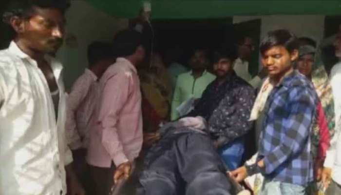 MP: रजिस्ट्रार ऑफिस के बाहर किसान ने खाया जहर, अस्पताल लेकर पहुंचे SDM MP: रजिस्ट्रार ऑफिस के बाहर किसान ने खाया जहर, अस्पताल लेकर पहुंचे SDM