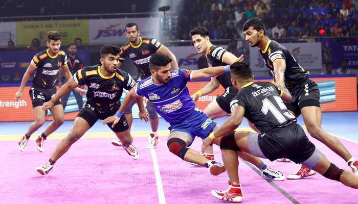 PKL 2019: हरियाणा की जीत में छाए विकास कंडोला, तेलुगु टाइटंस को दी बड़े अंतर से मात PKL 2019: हरियाणा की जीत में छाए विकास कंडोला, तेलुगु टाइटंस को दी बड़े अंतर से मात