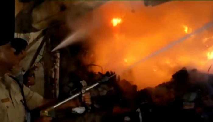 UP: दुकान में लगी आग, तीसरी मंजिल पर फंसा परिवार, छत से कूदकर बचाई जान UP: दुकान में लगी आग, तीसरी मंजिल पर फंसा परिवार, छत से कूदकर बचाई जान