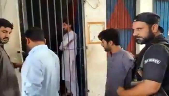 पाकिस्तान में गैर इस्लामिक तरीके से काट दी दाढ़ी, तो पकड़ लिए गए 4 हज्जाम... पाकिस्तान में गैर इस्लामिक तरीके से काट दी दाढ़ी, तो पकड़ लिए गए 4 हज्जाम...