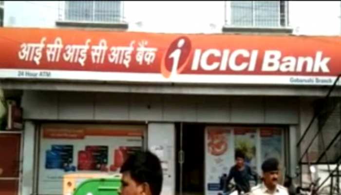 मुजफ्फरपुर में दिनदहाड़े ICICI बैंक में लूट, 8 लाख रुपए लेकर फरार हुए बदमाश मुजफ्फरपुर में दिनदहाड़े ICICI बैंक में लूट, 8 लाख रुपए लेकर फरार हुए बदमाश
