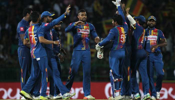 PAK vs SL: आतंकियों के डर को काबू कर मैदान में उतरी श्रीलंकाई टीम, पाकिस्तानियों को दी पटखनी PAK vs SL: आतंकियों के डर को काबू कर मैदान में उतरी श्रीलंकाई टीम, पाकिस्तानियों को दी पटखनी