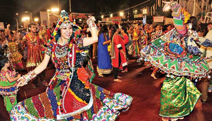 प्रतापगढ़: नवरात्रि की मची है पूरे शहर में धूम, युवा जमकर कर रहे हैं गरबा डांस प्रतापगढ़: नवरात्रि की मची है पूरे शहर में धूम, युवा जमकर कर रहे हैं गरबा डांस