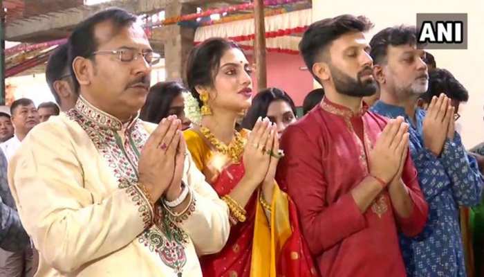 VIDEO: सज-धज कर नुसरत जहां पहुंची दुर्गा पंडाल, पति निखिल के साथ की महाअष्टमी पूजा VIDEO: सज-धज कर नुसरत जहां पहुंची दुर्गा पंडाल, पति निखिल के साथ की महाअष्टमी पूजा