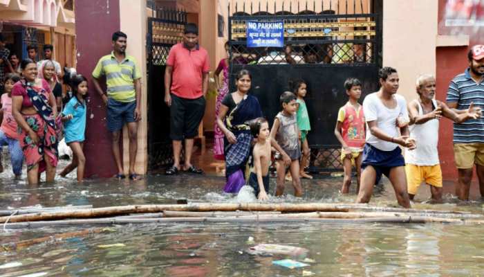 बिहार: बाढ़ पीड़ितों ने किया एसडीएम पर हमला, सुरक्षा गार्ड ने बचाया बिहार: बाढ़ पीड़ितों ने किया एसडीएम पर हमला, सुरक्षा गार्ड ने बचाया