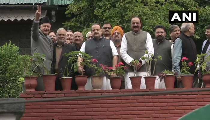 VIDEO: नेशनल कॉन्फ्रेंस के नेताओं ने की फारूक अब्दुल्ला से मुलाकात, राज्यपाल ने दी थी इजाजत VIDEO: नेशनल कॉन्फ्रेंस के नेताओं ने की फारूक अब्दुल्ला से मुलाकात, राज्यपाल ने दी थी इजाजत