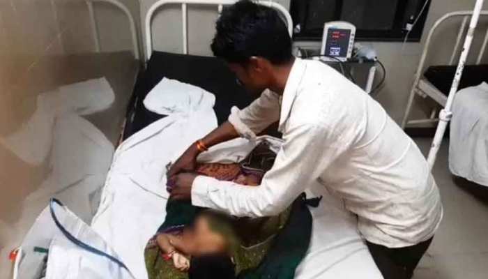 MP: बुखार से तड़प रही थी 2 साल की बच्ची, अंधविश्वासी मां ने गर्म सलाखों से जलाया MP: बुखार से तड़प रही थी 2 साल की बच्ची, अंधविश्वासी मां ने गर्म सलाखों से जलाया