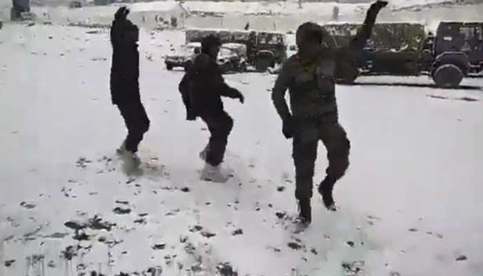 सेना के जवानों ने बर्फबारी के बीच किया गरबा डांस, केंद्रीय मंत्री ने शेयर किया VIDEO सेना के जवानों ने बर्फबारी के बीच किया गरबा डांस, केंद्रीय मंत्री ने शेयर किया VIDEO