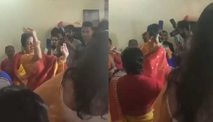 पति ने बजाया ढोल तो यूं झूम उठीं नुसरत जहां! दुर्गा पूजा के VIDEO ने मचाई धूम पति ने बजाया ढोल तो यूं झूम उठीं नुसरत जहां! दुर्गा पूजा के VIDEO ने मचाई धूम