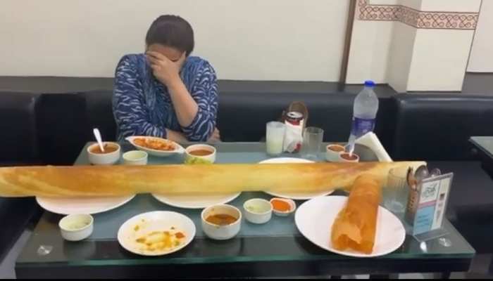 मां अमृता सिंह के साथ डोसा खाने पहुंची सारा अली खान! शेयर किया मजेदार VIDEO मां अमृता सिंह के साथ डोसा खाने पहुंची सारा अली खान! शेयर किया मजेदार VIDEO