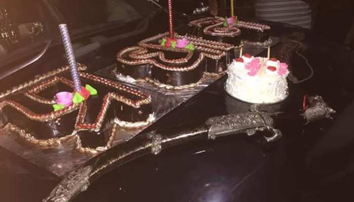 युवक ने जन्मदिन पर तलवार से काटा केक और की फायरिंग, सोशल मीडिया पर VIDEO VIRAL युवक ने जन्मदिन पर तलवार से काटा केक और की फायरिंग, सोशल मीडिया पर VIDEO VIRAL