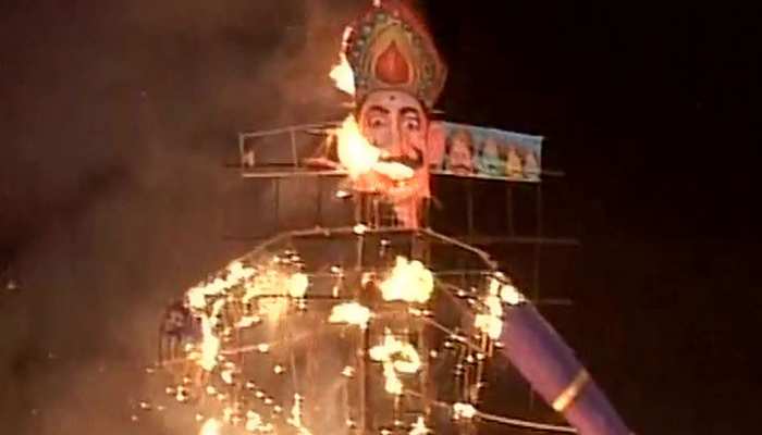 UP: इस गांव में की जाती है दशानन की पूजा, रावण के पुतला दहन का करते हैं विरोध UP: इस गांव में की जाती है दशानन की पूजा, रावण के पुतला दहन का करते हैं विरोध