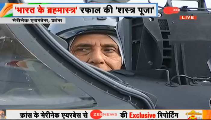 विजयादशमी पर IAF को मिला राफेल, राजनाथ सिंह ने भरी पहली उड़ान विजयादशमी पर IAF को मिला राफेल, राजनाथ सिंह ने भरी पहली उड़ान