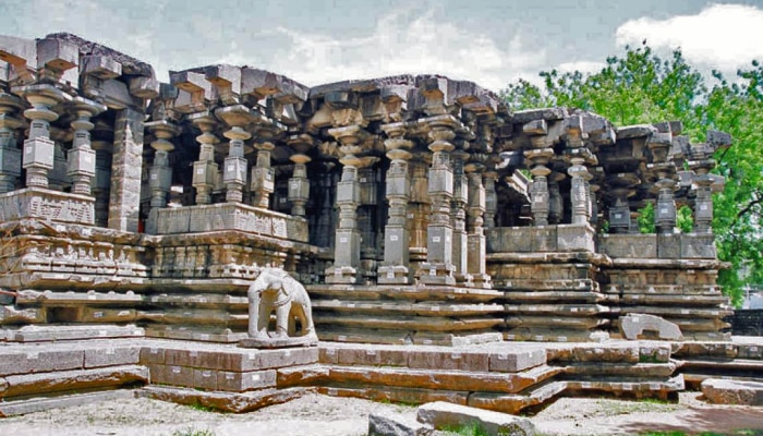 हजार खंभों वाले इस मंदिर में स्थापित हैं भगवान शिव के साथ श्रीहरि और सूर्य देवता हजार खंभों वाले इस मंदिर में स्थापित हैं भगवान शिव के साथ श्रीहरि और सूर्य देवता