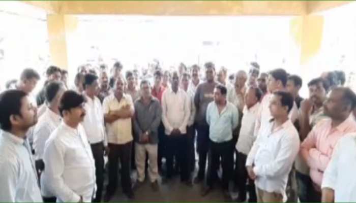 अनरोद फायरिंग की घटना पर अधिकारियों ने नहीं की मुलाकात, ग्रामीणों ने काटा बवाल अनरोद फायरिंग की घटना पर अधिकारियों ने नहीं की मुलाकात, ग्रामीणों ने काटा बवाल