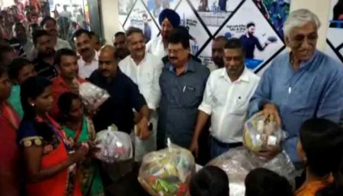 छत्तीसगढ़ के इस कैफे में 'प्लास्टिक' देने पर मिलेगा खाना, लगी लोगों की लाइन छत्तीसगढ़ के इस कैफे में 'प्लास्टिक' देने पर मिलेगा खाना, लगी लोगों की लाइन