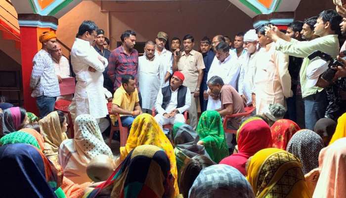 झांसी: पुष्पेंद्र के परिजनों से अखिलेश ने की मुलाकात बोले, 'ये एनकाउंटर नहीं हत्या है, न्याय दिलाकर रहेंगे' झांसी: पुष्पेंद्र के परिजनों से अखिलेश ने की मुलाकात बोले, 'ये एनकाउंटर नहीं हत्या है, न्याय दिलाकर रहेंगे'