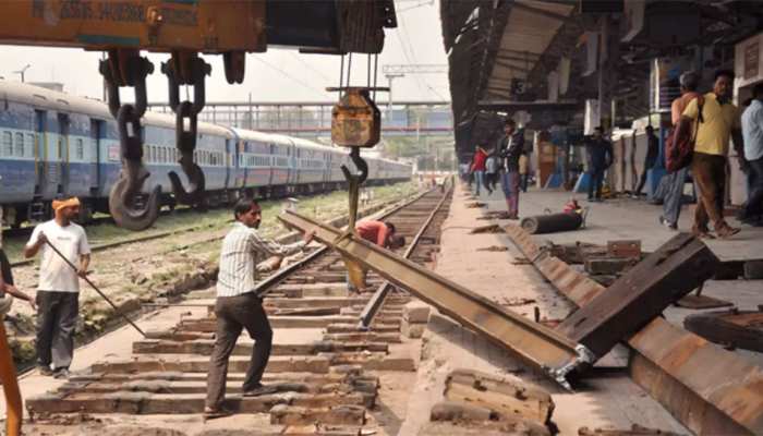 रेलवे ने 10 साल में 'कबाड़' से कमा लिए इतने रुपये, जानकर रह जाएंगे हैरान... रेलवे ने 10 साल में 'कबाड़' से कमा लिए इतने रुपये, जानकर रह जाएंगे हैरान...