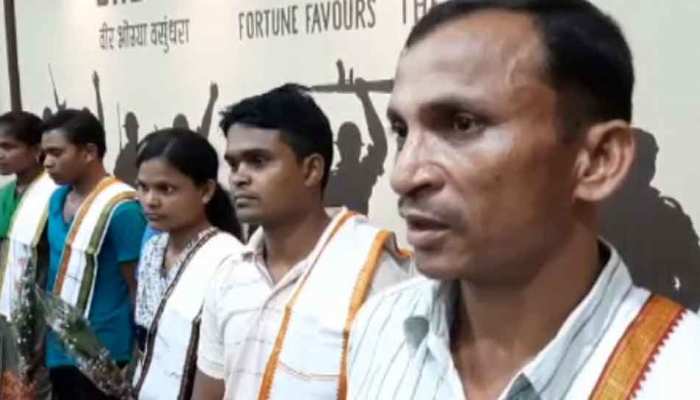 गढ़चिरौली: ईनामी नक्सली दल ने किया सरेंडर, बोले- 'बड़े माओवादी नहीं करने देते शादी' गढ़चिरौली: ईनामी नक्सली दल ने किया सरेंडर, बोले- 'बड़े माओवादी नहीं करने देते शादी'