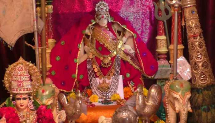 गुजरातः 300 करोड़ के आभूषणों से हुआ मां बहुचरा का श्रृंगार, हार में जड़े हैं कीमती नीलम और हीरे गुजरातः 300 करोड़ के आभूषणों से हुआ मां बहुचरा का श्रृंगार, हार में जड़े हैं कीमती नीलम और हीरे
