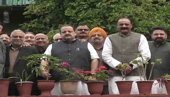 J&K: जम्मू क्षेत्र में नजरबंद किए गए नेताओं को किया गया रिहा, BDC चुनाव में कर सकेंगे प्रचार J&K: जम्मू क्षेत्र में नजरबंद किए गए नेताओं को किया गया रिहा, BDC चुनाव में कर सकेंगे प्रचार