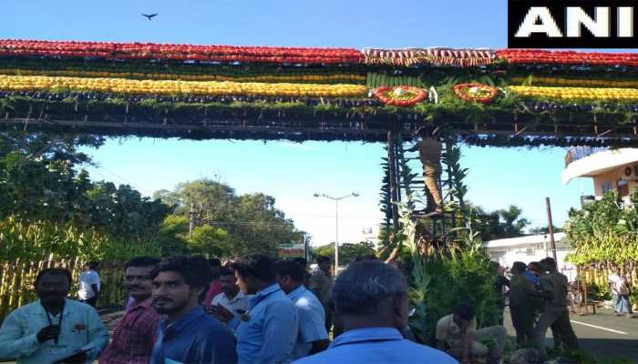 महाबलीपुरम: नरेंद्र मोदी-शी जिनपिंग के स्वागत के लिए 18 तरह की सब्जियों और फलों से सजाया गया गेट महाबलीपुरम: नरेंद्र मोदी-शी जिनपिंग के स्वागत के लिए 18 तरह की सब्जियों और फलों से सजाया गया गेट