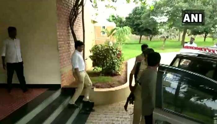 कर्नाटक: पूर्व डिप्टी सीएम और कांग्रेस नेता परमेश्वर की मुसीबत बढ़ी, IT छापे में 4.52 करोड़ रुपए बरामद कर्नाटक: पूर्व डिप्टी सीएम और कांग्रेस नेता परमेश्वर की मुसीबत बढ़ी, IT छापे में 4.52 करोड़ रुपए बरामद