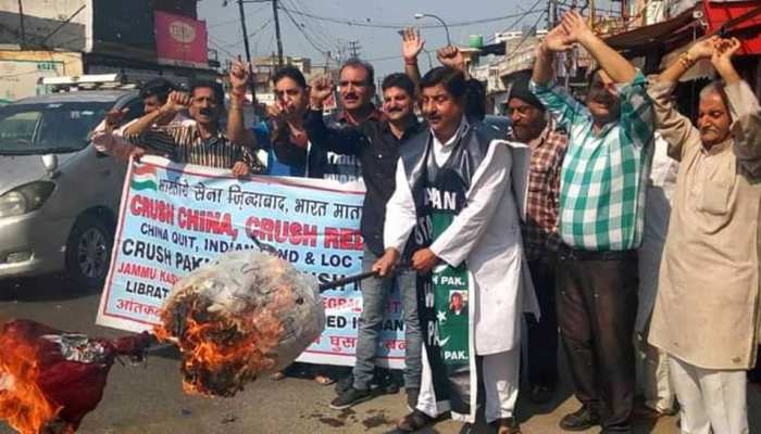 पाकिस्तानी कब्जे से PoK की आजादी के लिए जम्मू में हुआ प्रदर्शन, जलाया PAK सरकार का पुतला पाकिस्तानी कब्जे से PoK की आजादी के लिए जम्मू में हुआ प्रदर्शन, जलाया PAK सरकार का पुतला