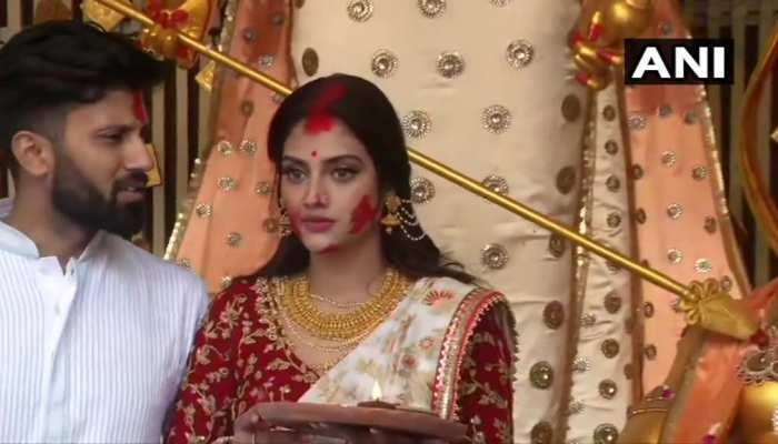 टीएमसी सांसद नुसरत जहां ने एक बार फिर कट्टरपंथियों के जख्म पर नमक छिड़का टीएमसी सांसद नुसरत जहां ने एक बार फिर कट्टरपंथियों के जख्म पर नमक छिड़का